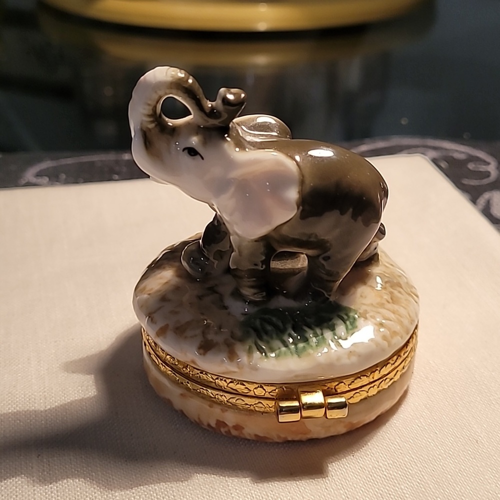 Elephant Trinket Box Porcelain - Picture 4 of 9